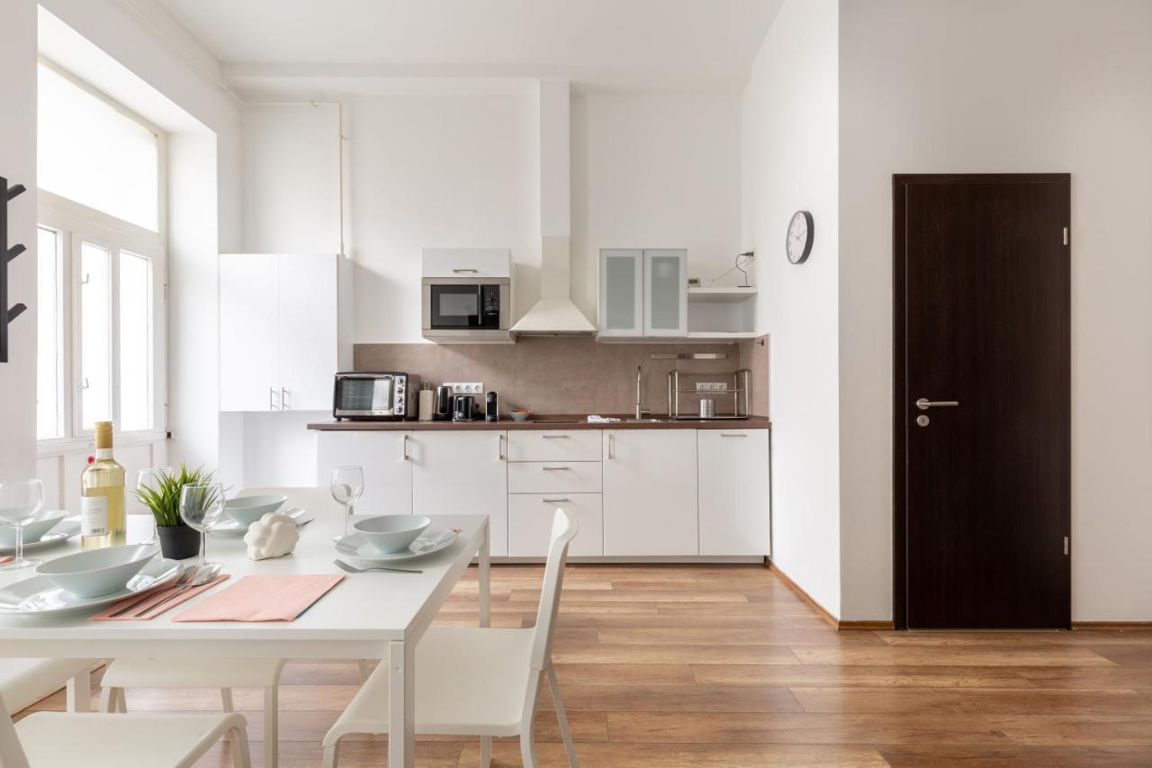 New, Centrally Located, But Quiet 4 Sleeper Apartment *