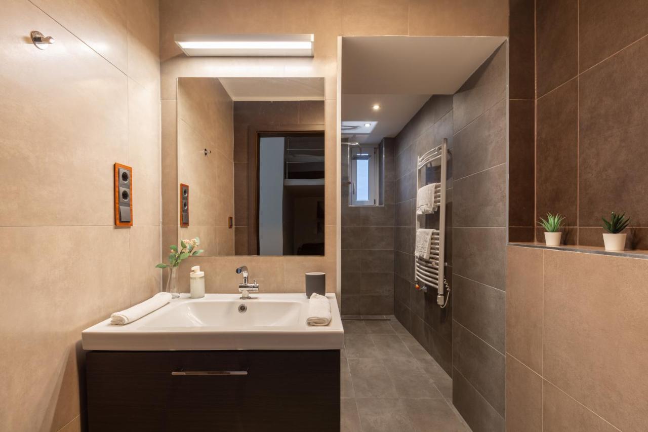 New, Centrally Located, But Quiet 4 Sleeper * Budapest
