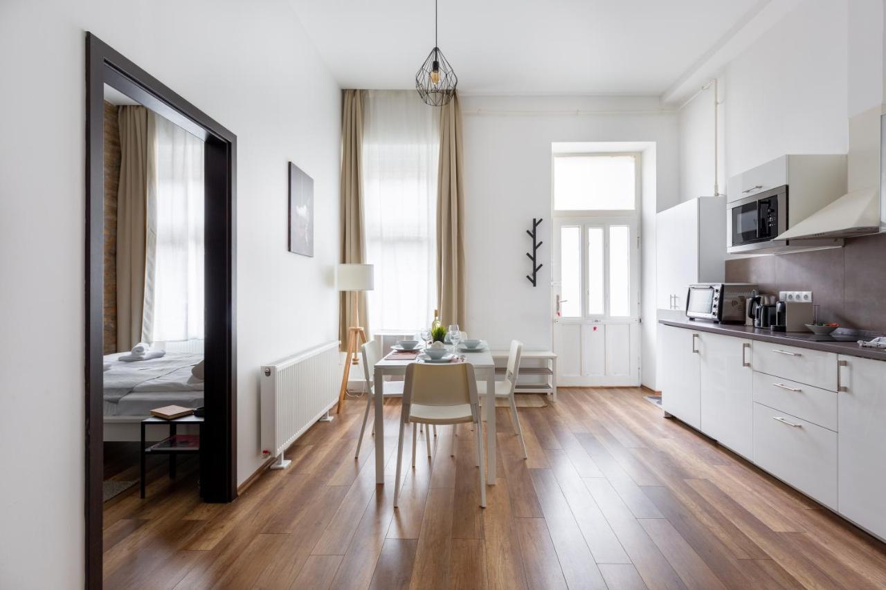New, Centrally Located, But Quiet 4 Sleeper * Budapest
